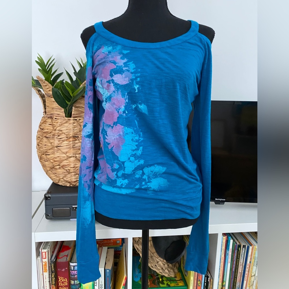 deep teal cold shoulder top with floral print. Hang Ten Size M.